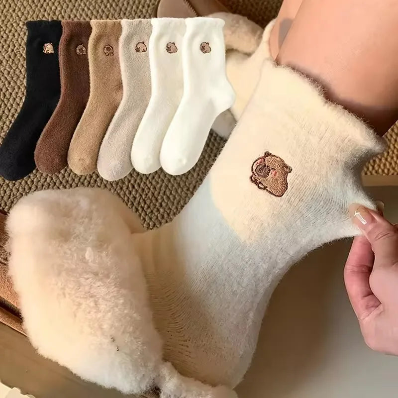 Calcetines peluditos con osito bordado